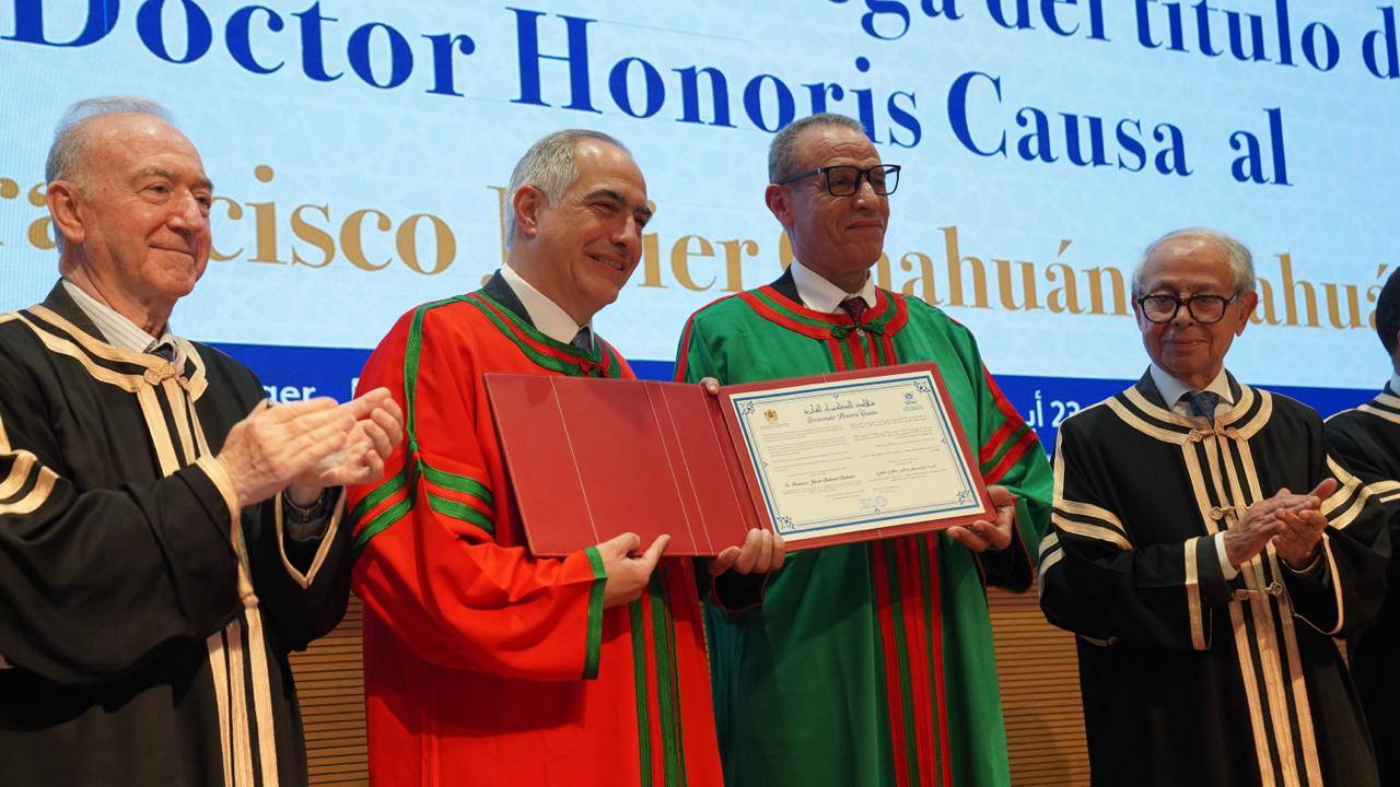تتويج السيد فرانسيسكو خافيير شاهوان شاهوان بلقب الدكتوراه الفخرية لجامعة عبد المالك السعدي